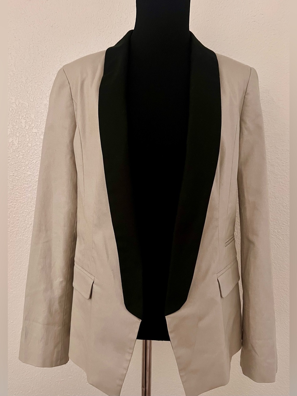 Kenneth Cole New York Beige Blazer with Black Shawl Lapel